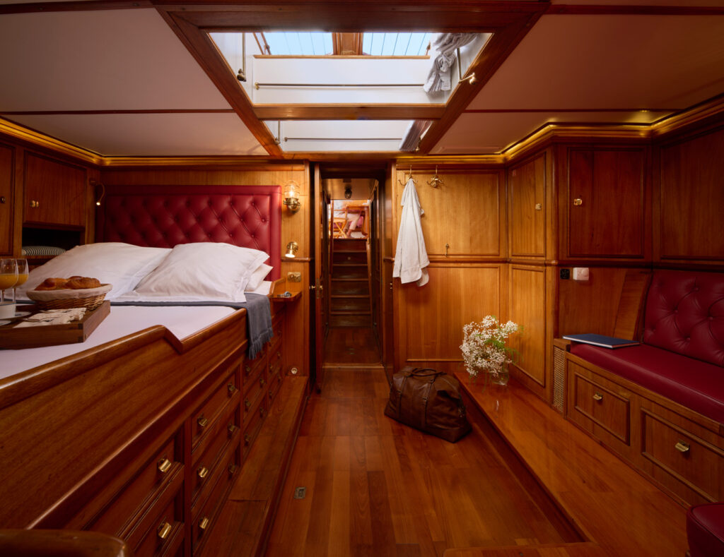 Cabine VIP yacht de luxe Black Swan