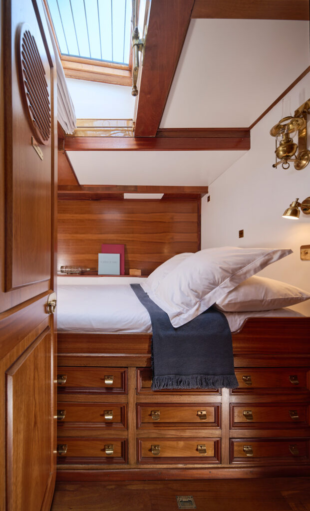 Lit en cabine yacht de luxe Black Swan